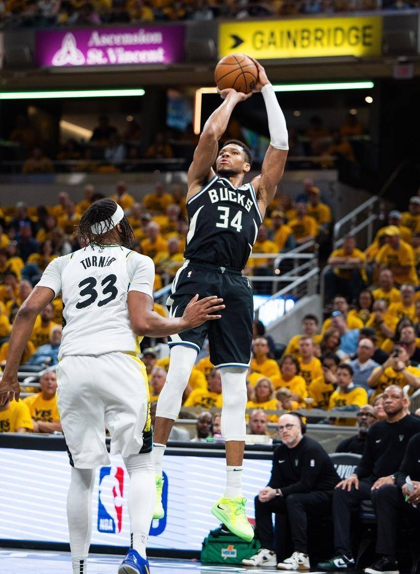 雄鹿大胜尼克斯，字母哥发挥出色