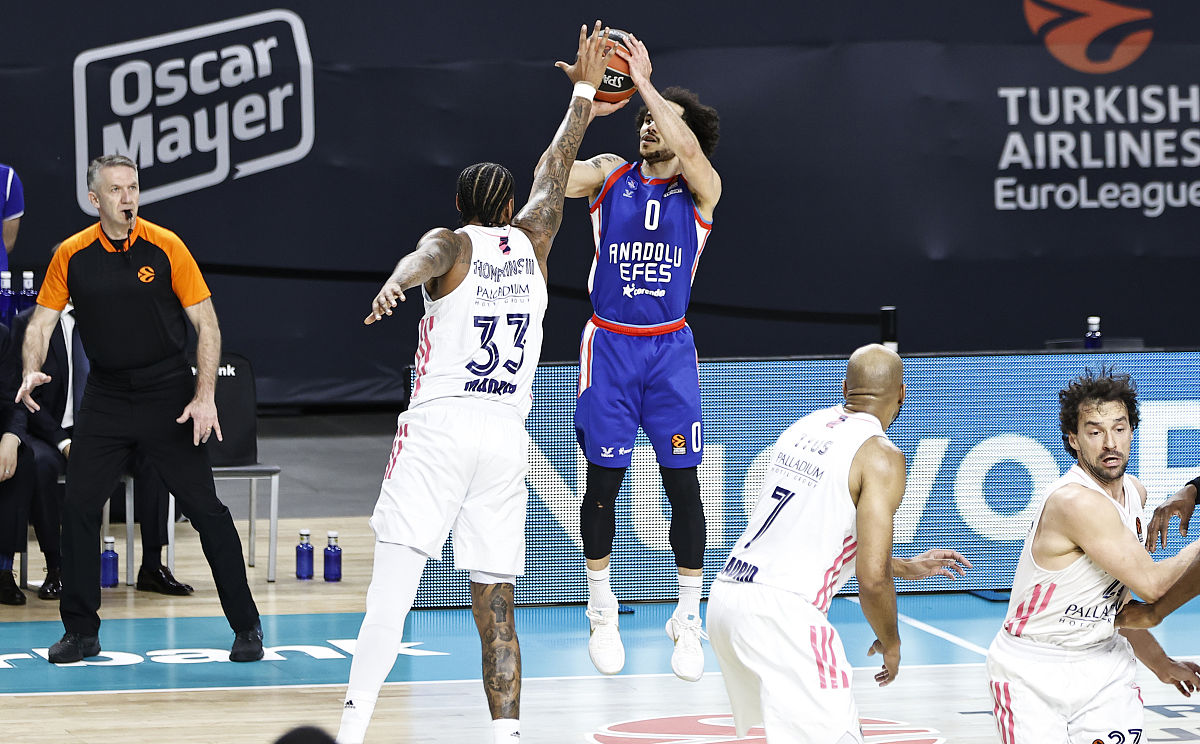 爵士击败老鹰，米切尔砍下30分