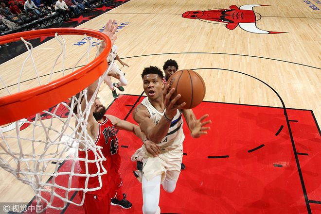 雄鹿主场连胜公牛2比1领先 雄鹿主场连胜公牛2比1领先