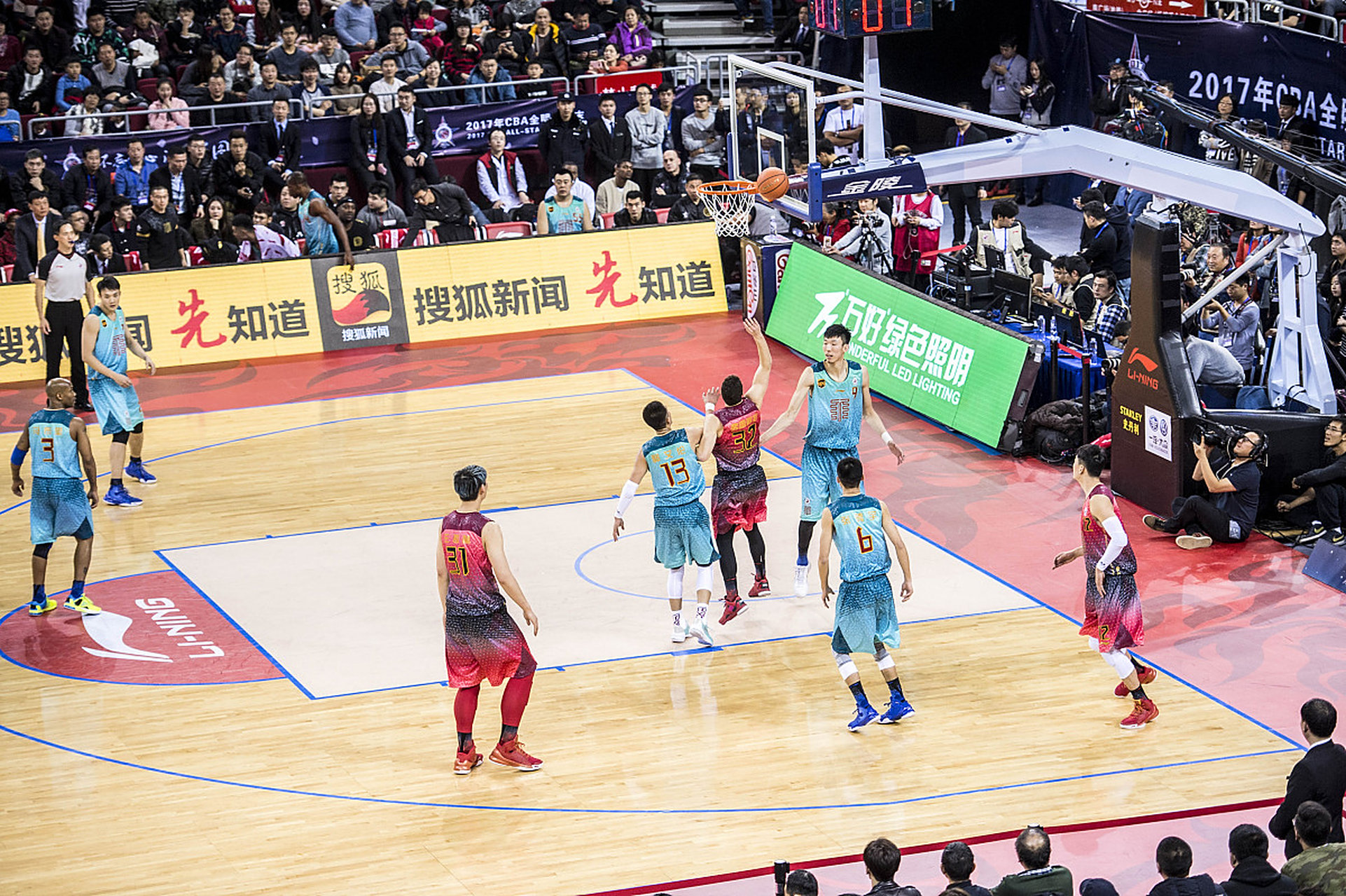 雄鹿主场连胜公牛2比1领先 雄鹿主场连胜公牛2比1领先