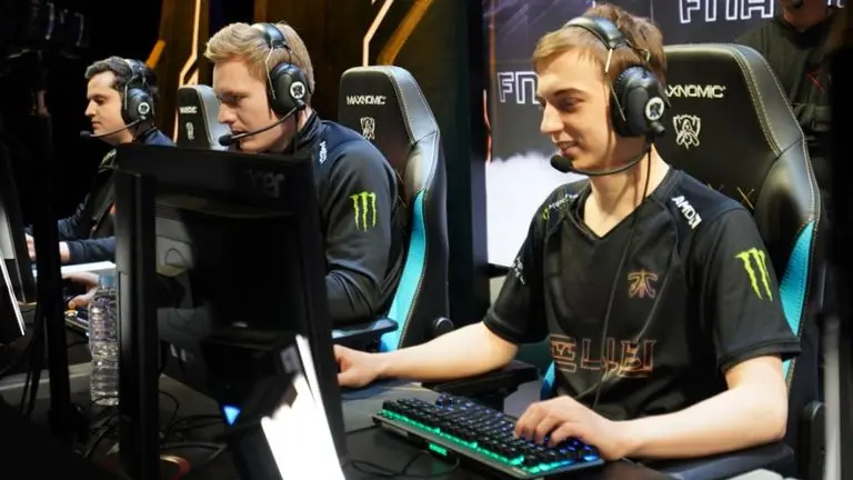 包含BRO险胜FNC,Faker完成帽子戏法的词条 包含BRO险胜FNC,Faker完成帽子戏法的词条