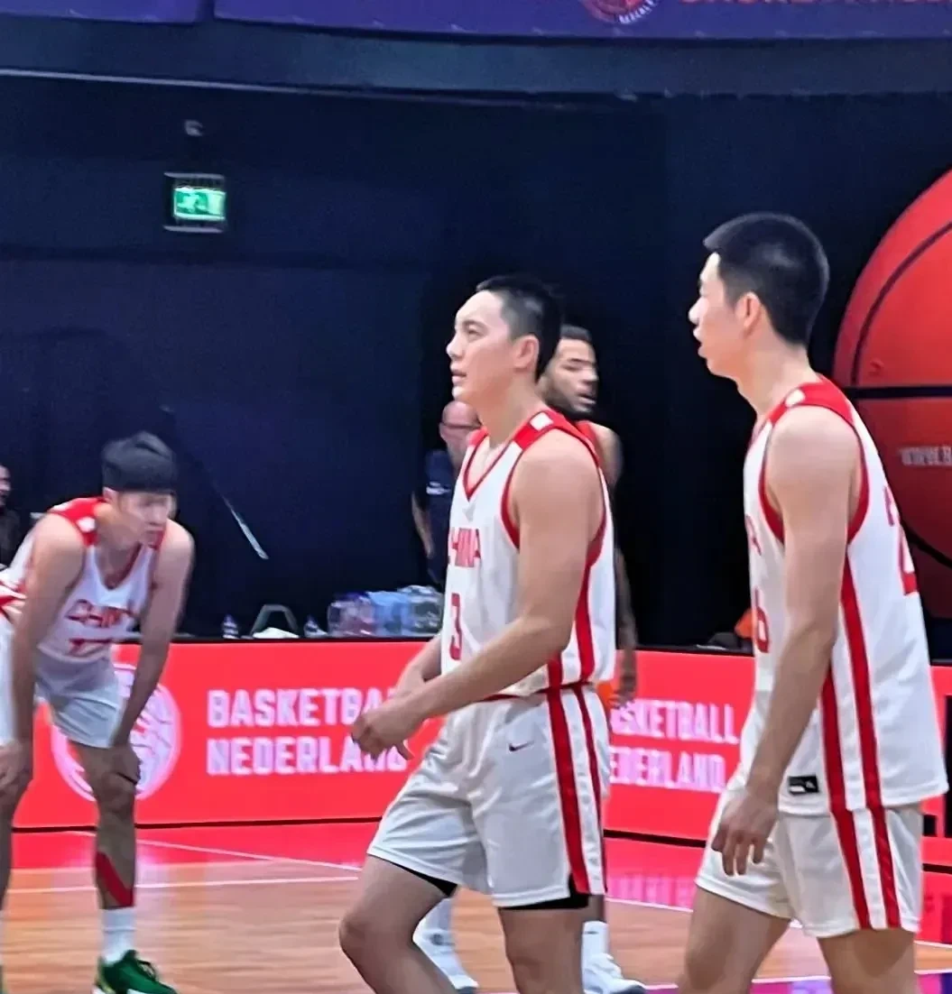 中国男篮险胜意大利男篮，字母哥送出助攻