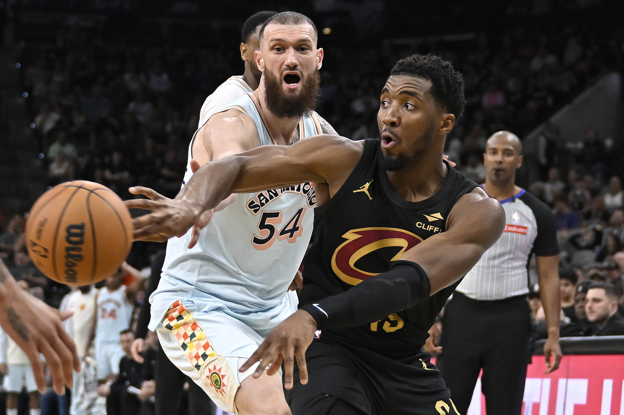 开拓者胜马刺，稳居西部前四