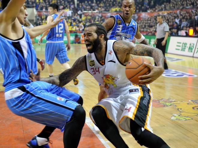 篮球迎来宿敌之战，恩怨再续