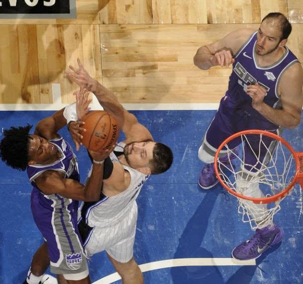 魔术横扫江苏队,福克斯带队取胜 魔术横扫江苏队,福克斯带队取胜